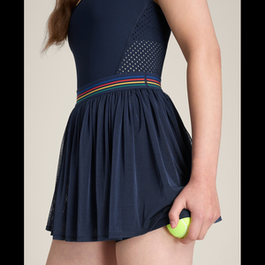 Falda de tenis azul marino para mujer, que absorbe la humedad, con cintura arcoíris y panel de malla, 100% poliéster - Product Image 6