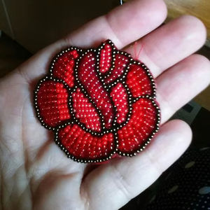Broche Artesanal de Rosa Roja con Cuentas de Vidrio Bordadas a Mano, Pin Floral Romántico para Solapa, Ideal para Regalo de San Valentín y Moda - Product Image 1