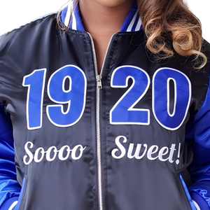 เสื้อแจ็คเก็ตบอมเบอร์ผู้หญิงรุ่นปี 1920 ของชมรมหญิงกรีก Zeta Phi Beta ผ้าซาติน สไตล์วาร์ซิตี้ แฟชั่นสตรีทแวร์ สีน้ำเงิน-ดำ แบบมีซิป - Product Image 5