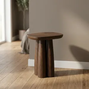 Mesa Auxiliar Moderna de Madera Maciza con Base Escultural de Tres Patas, Mesa Auxiliar Redonda Hecha a Mano para Sala de Estar o Dormitorio - Product Image 1