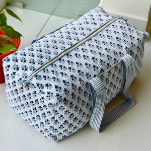 Bolsa de lona acolchada de algodón hecha a mano con estampado tradicional en bloques, elegante, ligera, duradera e ideal para viajes de fin de semana. - Product Image 1