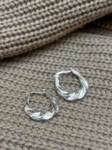 Pendientes de aro de latón retorcido, Pendientes delicados de latón bañado en plata, Pendientes finos de latón para mujer, Pendientes de latón texturizado al por mayor - Product Image 5