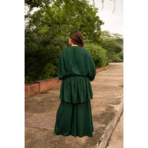 Ensemble haut en velours côtelé vert forêt pour femme, taille XS, respirant, manches trois-quarts, avec design unique de l'ensemble en velours côtelé - Product Image 2