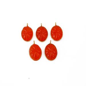 Collier unisexe tendance fait main avec pendentif ovale en cornaline rouge plaqué or et breloque fleur sculptée en laiton – Bijoux de mode El Joyero - Product Image 1