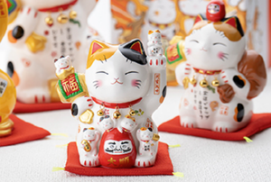 Chat porte-bonheur japonais traditionnel en céramique Maneki Neko, en tenue de kimono, objet décoratif pour table, symbole Feng Shui - Product Image 5