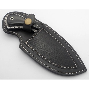 Cuchillo de caza hecho a mano de acero de Damasco con hoja de filo recto y mango negro. - Product Image 5