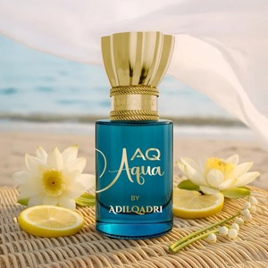 เอคิว อควา ลักชัวรี น้ำหอมแบบสเปรย์ ไม่มีแอลกอฮอล์ ขนาด 5.5 มล. กลิ่นหอมสดชื่นจากดอกไม้ ผลไม้ตระกูลส้ม และไม้หอม สำหรับใช้ทุกวัน - Product Image 2
