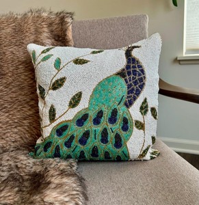 Housse de coussin brodée à la main avec perles et motifs paon, magnifique œuvre d'art brodée, housse de coussin décorative. - Product Image 1