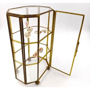 Caja de vidrio transparente de diseño moderno que te ayuda a coordinar conjuntos rápidamente al mantener todas las piezas visibles - Product Image 2