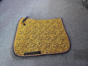 Équipement équestre personnalisé, selles de cheval, tapis de selle de dressage scintillant doré. - Product Image 2
