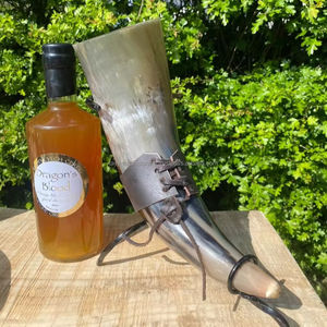 Cuerno para Beber con Soporte de Cuero, Cuerno para Cerveza para el Hogar o Restaurante, por Tayyab Handicraft - Product Image 1