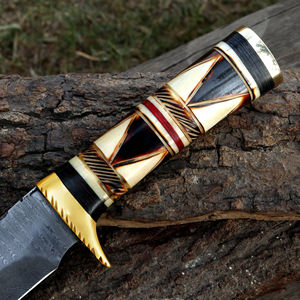 Couteau de chasse artisanal en acier Damas, lame plate à pointe clip, manche en bois gravé, pour survie en extérieur et camping, vente en gros - Product Image 4