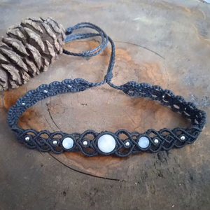 Gargantilla de Macramé Negra con Piedra Lunar, Estilo Gótico Bohemio, Collar Hecho a Mano con Piedra Lunar, Joyería Tejida de Estilo Brujería - Product Image 1