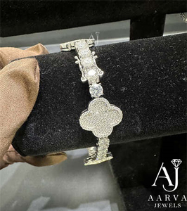 กำไลข้อมือเงินแท้ 925 ประดับมอสซาไนต์รูปใบโคลเวอร์สี่แฉก แบรนด์ AARVA JEWELS ทรงลูกปัด ตัดแบบบริลเลียนท์ ชุบโรเดียม รับประกันโดยบุคคลที่สาม - Product Image 1
