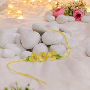 Bracelet artisanal brodé de perles d'imitation florales, fil tressé jaune, cadeau traditionnel indien pour Raksha Bandhan - Product Image 2