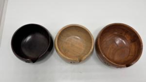 Cuenco de madera artesanal diseñado para mantener el hilo seguro y organizado mientras se teje, se hace crochet y se crean proyectos hechos a mano. - Product Image 2