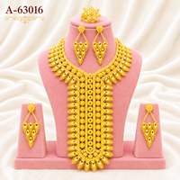 MOLL JEWELLERS Ensemble de collier et boucles d'oreilles élégants pour femme, finition or et argent, style ethnique, avec pendentif long à pompon A-63004