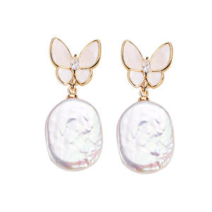 Boucles d'oreilles pendantes de mode en gros de Zhuji Pearl, design petit lapin blanc avec incrustation de zircon en alliage de cuivre, bijoux en perles d'eau douce - Product Image 5
