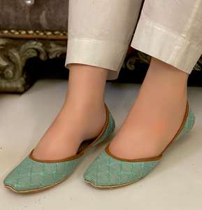 Chaussures de mariage fantaisie brodées à la main, traditionnelles, ornées de perles, plates, rouges, imprimées, multicolores, pour filles, toutes saisons - Product Image 3