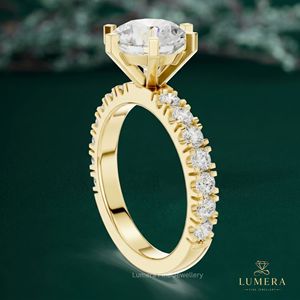 Anillo de Compromiso Clásico de Oro Amarillo con Seis Puntas Compartidas y Banda Pavé con Diamantes Cultivados en Laboratorio de Corte Brillante Redondo - Product Image 4