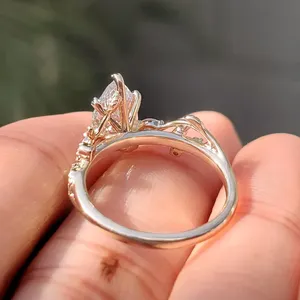 Anillo de Diamantes con Corte Pera en Oro Amarillo Sólido con Detalles Inspirados en Hojas, Piedra de Acento Redonda y Diseño de Compromiso Inspirado en la Naturaleza - Product Image 3
