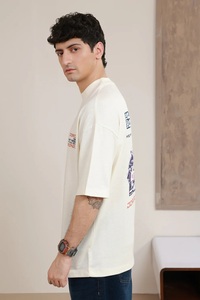Camiseta gráfica con una silueta relajada y espacio adicional en el pecho y las mangas. - Product Image 6
