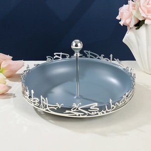 Plateau de service rond en métal, conçu pour une présentation élégante de chocolats, de bonbons, de fruits secs, de dattes, de confiseries et de collations pour l'Aïd. - Product Image 2