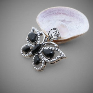 Elegante colgante de mariposa de ónix con detalles plateados - Product Image 2