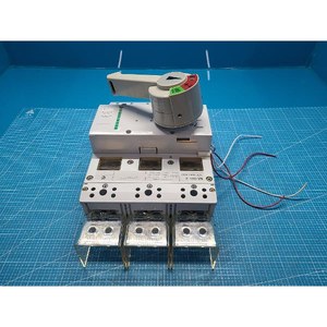 Disjoncteur à boîtier moulé Moeller NZM 10-600N-NA, utilisé comme pièce détachée pour équipement semi-conducteur d'époque - Product Image 3