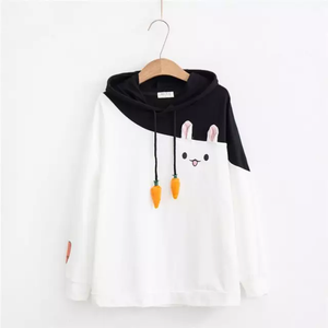 เสื้อฮู้ดดี้ผู้หญิงทรงไม่สมมาตร ลายการ์ตูนกระต่าย โลโก้ด้านหน้า แต่งสีสันแบบคัลเลอร์บล็อก สไตล์ลำลอง สีขาวดำ แขนยาว สำหรับฤดูหนาว ผ้าไม่ยับ - Product Image 1