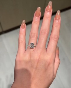 Anillo de Compromiso con Diamante Cultivado en Laboratorio de Corte Radiante de 3CT para Mujer |   Anillo de Compromiso y Boda de Lujo Certificado en Oro de 18K - Product Image 2