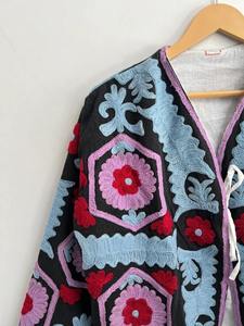 Veste en velours brodée Suzani, veste en coton Suzani, veste en tissu velours pour femme, manteau Suzani disponible au prix de gros pour l'exportation - Product Image 2