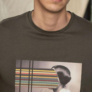 T-shirt imprimé pour homme en tissu doux avec un design urbain tendance, vêtement décontracté pour adulte. - Product Image 5