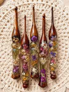 เข็มโครเชต์ลายดอกไม้สีแดงและสีน้ำเงินสำหรับงานฝีมือและงานศิลปะสะสม - Product Image 3