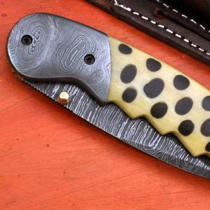 Couteau pliant en acier Damas, lame à pointe tombante, manche jaune avec points noirs, bouton de pouce, couteau de poche - Product Image 4