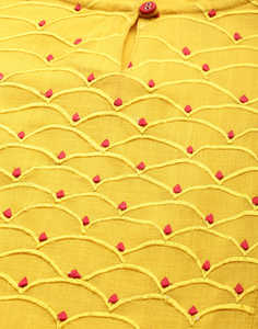 Kurta amarilla de rayón para mujer, estilo bordado con abertura en el cuello y mangas a media, diseñada para ropa informal étnica global. - Product Image 3