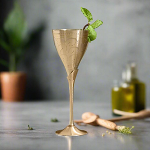 Copa de Martini de Latón Hecha a Mano, Elegante Acabado Dorado, Copa de Cóctel con Tallo, Vajilla Metálica Grabada, Artículos de Bar de Lujo, Decorativos - Product Image 1