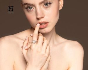 Anillo de Lujo con Diamante Cultivado en Laboratorio con Corte de Pera, Oro Blanco de 14K, Diseño de Flor de Loto en Racimo - Product Image 3