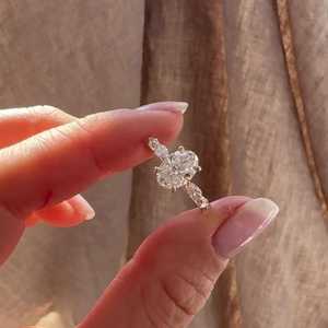 Bague de fiançailles en diamant de laboratoire taille ovale avec pierres latérales marquise et rondes, bande statement, or massif 14K 18K sur mesure, vente en gros - Product Image 4