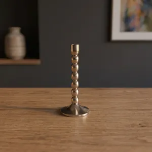Porte-bougie moderne en métal chromé poli à perles, avec un tige en forme de sphère empilée et une base circulaire évasée - Product Image 3