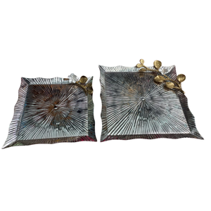 Plateau de service et plats de présentation au design attrayant, qualité supérieure, forme ronde, plateau de service martelé avec accent floral - Product Image 3