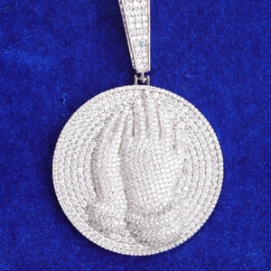 Pendentif Mains en Prière Luxe Sertie de Diamants, Argent Sterling 925, Diamant de Laboratoire Rond, Médaillon Hip Hop - Product Image 3