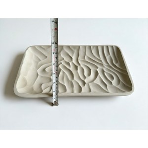 Plateau rectangulaire moderne haut de gamme en métal moulé pour la décoration intérieure, motif ondulé organique en relief, plateau de service abstrait, base de jardinière WB INC - Product Image 5