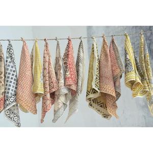 Pañuelo de algodón indio con estampado a mano, estilo bohemio floral, suave, para la cabeza o el cuello, para mujer, ideal para el verano. - Product Image 1
