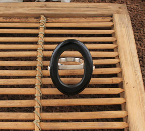 แหวนเงินแท้ 925 ประดับพลอยสีม่วงห้าเม็ด ดีไซน์แบบฝังหนามเตย ประดับด้วยพลอยออนิกซ์สีดำธรรมชาติ  แหวนประจำเดือนเกิดเดือนกุมภาพันธ์ - Product Image 4