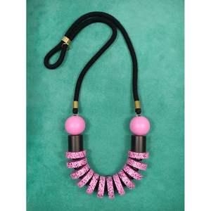 Accesorio de Moda Étnico y Fusionado - Collar de Resina y Madera - Product Image 4