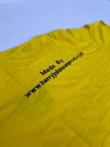 เสื้อยืดแขนสั้นสีเหลืองสำหรับผู้ชาย ยี่ห้อ Harry Johnson ทรงปกติ ผ้าคอตตอนเจอร์ซีย์ คอเสื้อแบบลำลอง พิมพ์ลายดิจิทัลที่หน้าอก - Product Image 3
