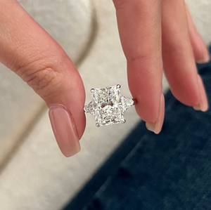 Bague à trois pierres en diamant radiant de laboratoire de 5 carats, bague de fiançailles Radiant et Trillion, certifiée IGI - Product Image 1
