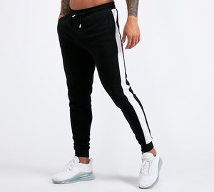 Pantalon de survêtement décontracté noir à rayures pour homme avec bandes latérales blanches, taille à cordon de serrage et bas élastiqués – Idéal pour l'automne - Product Image 1