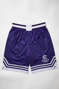 Shorts de basket-ball blancs avec bandes latérales noires et logo RC, collection de vêtements de sport pour athlètes, en studio professionnel. - Product Image 5